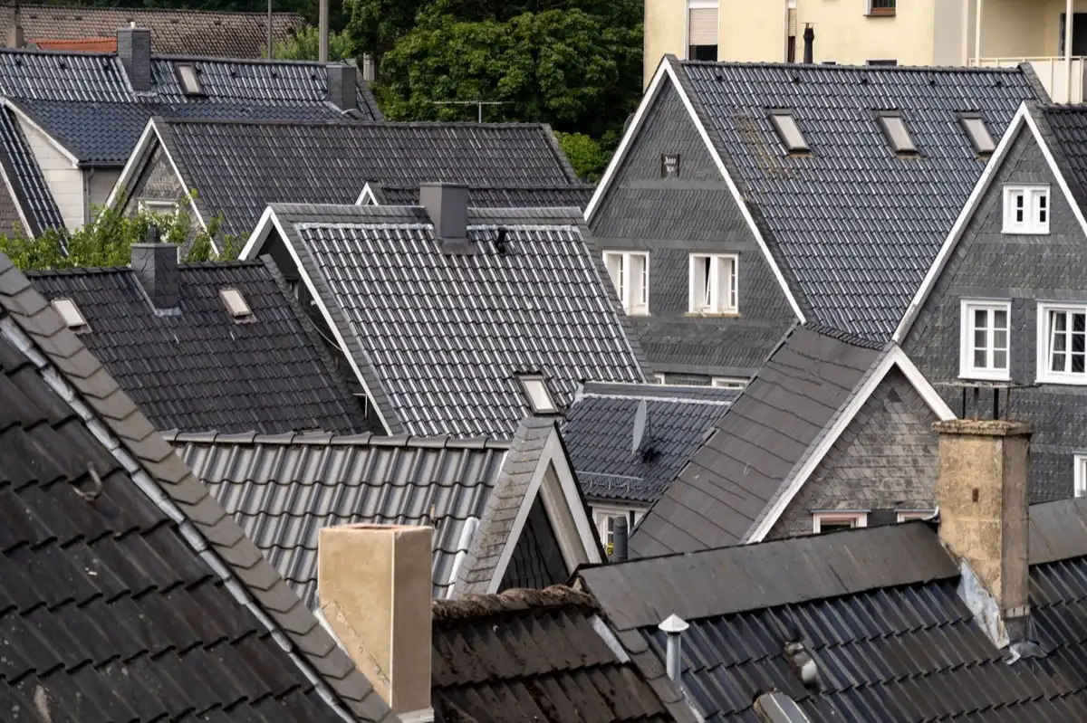 Steep roof eaves and gutter lines on houses in Prescott, AZ