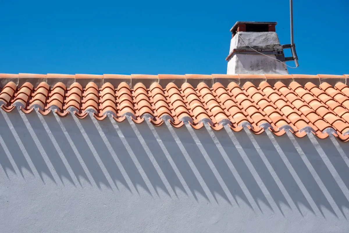 Roof ridge line and chimney on a home in Prescott, AZ